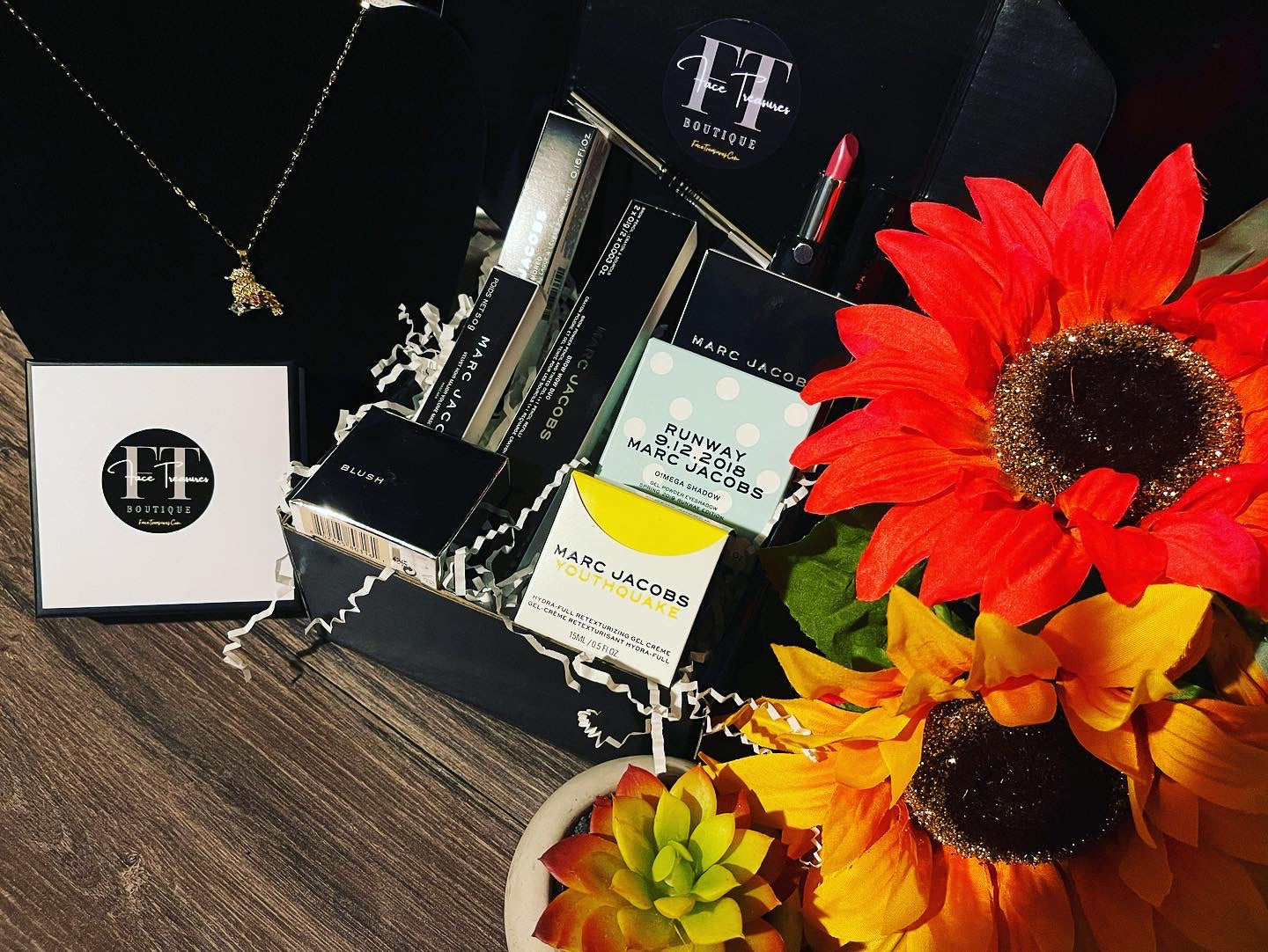 Marc Jacobs Limited Edition Collectors Makeup & Jewelry Holiday Bundle